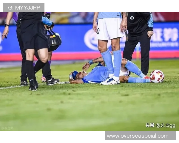 足球明星肘击事件引发热议视频素材曝光引发球迷热议与争议